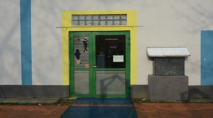 Wejście boczne mały budynek